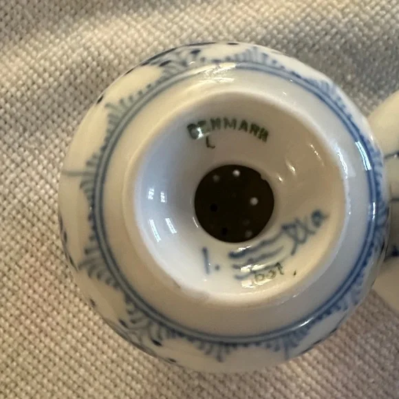 Royal Copenhagen Blue fluted Half Lace Salt & Pepper shakers - Picture 3 of 7